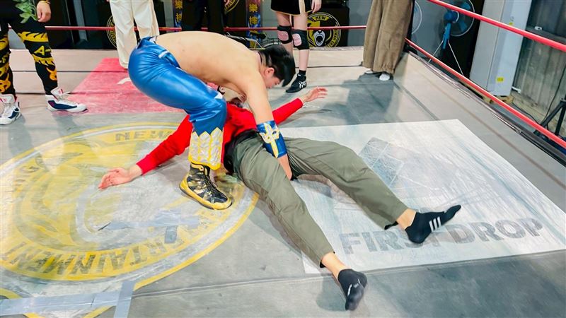 錄到一半出事了 男星突遭痛毆重摔在地