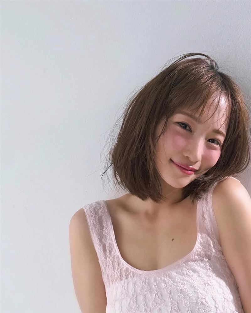 川榮李奈10日透過IG發文證實已與丈夫廣瀨智紀離婚。（圖／翻攝自IG @rina_kawaei.official）