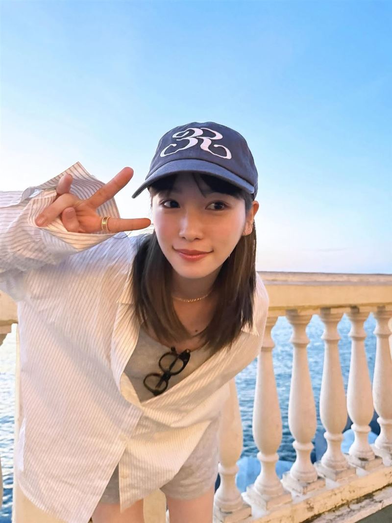 川榮李奈10日透過IG發文證實已與丈夫廣瀨智紀離婚。（圖／翻攝自IG @rina_kawaei.official）
