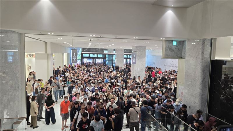 現場人潮爭先恐後進入。（圖／記者吳泊萱攝影）