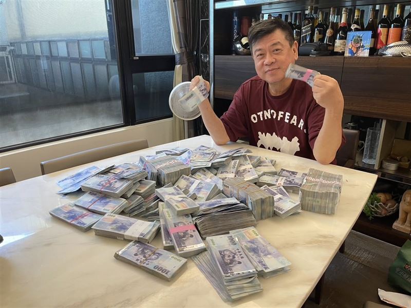 孫德榮悄悄到火鍋店打工。（圖／翻攝自臉書）