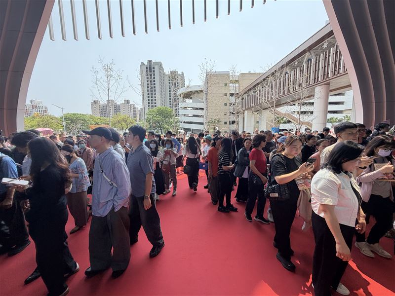 台中漢神洲際開幕日，現場出現大批人潮。（圖／記者林意筑攝影）