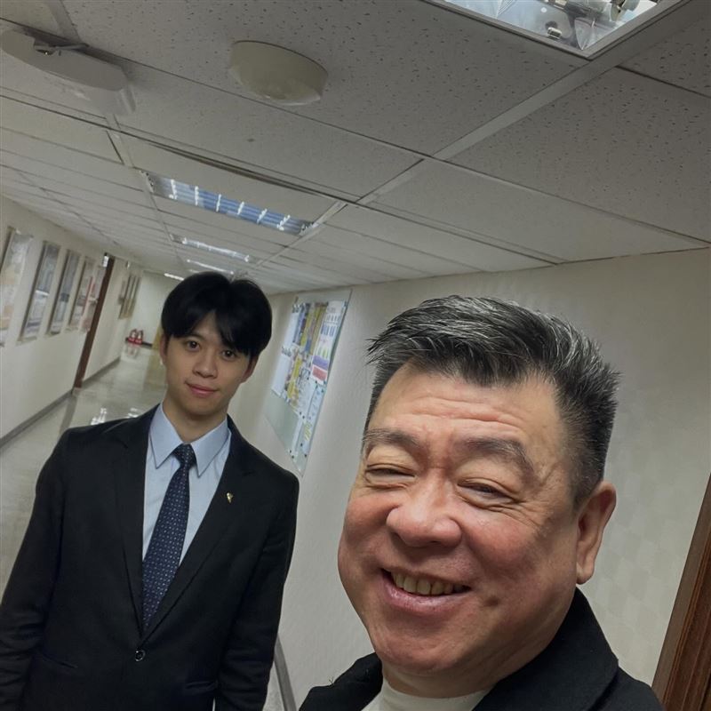 26歲的唯哲已入籍成為孫德榮養子。（圖／翻攝自臉書）