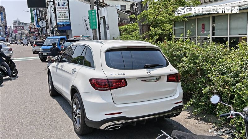 賓士車為何突然爆衝，警方正在進一步釐清。（圖／翻攝畫面）