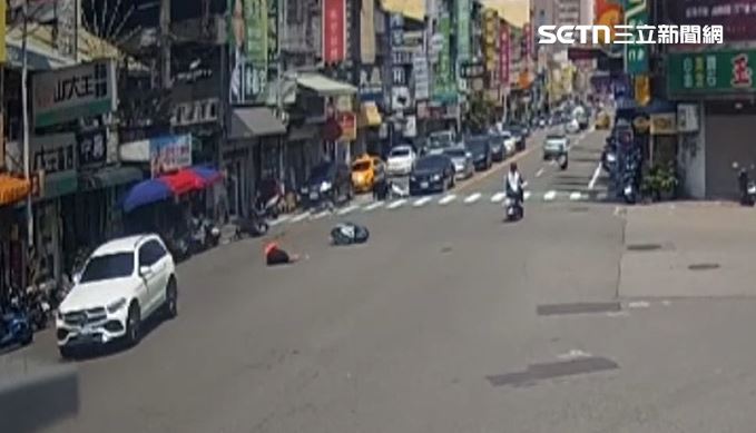 三部機車被撞飛，地面散落大量車體零件與民眾購買的食材雜物。（圖／翻攝畫面）