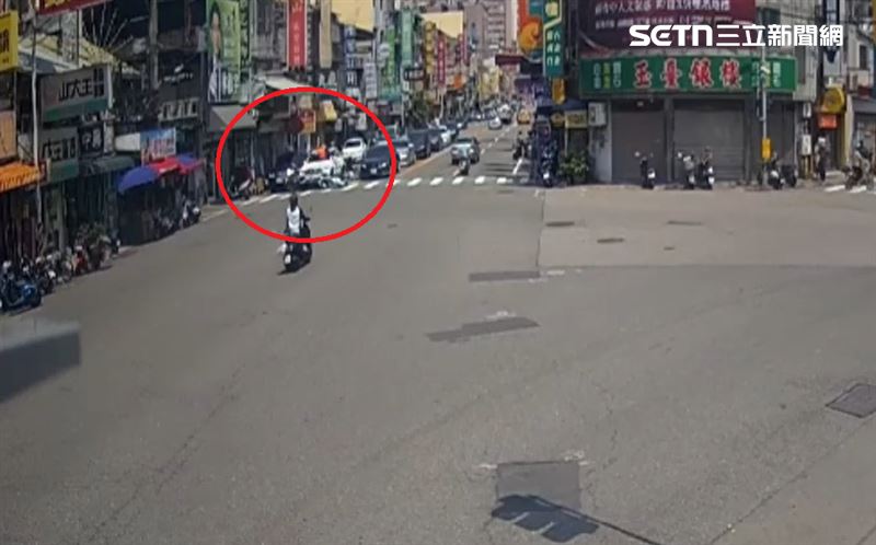 賓士休旅在行經市場熱鬧路段時，車輛突然失控衝撞前方3台正在停等紅燈的機車。（圖／翻攝畫面）