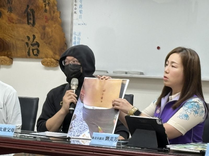 新北市議員劉美芳（右）10日偕同家長召開記者會，控訴新北板橋私立欣勵德幼兒園不當對待，女童在同學面前被園長粗暴脫衣，且在拉扯中背部受傷