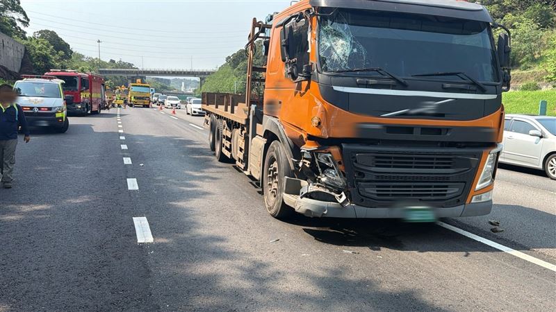 小貨車後續又遭曳引車撞擊，再波及到另一台車。（圖／翻攝畫面）
