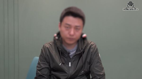 他在片中僅重複致歉，最後一句「就到這裡」隨即中斷影片後才抬起頭來，露出凶惡的眼神。(圖/翻攝YOUTUBE)