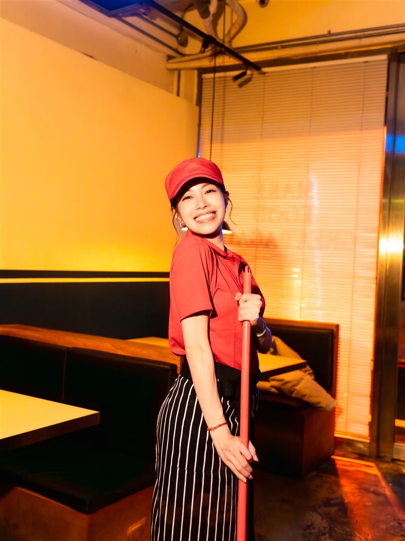 歌手徐懷鈺推出新單曲〈幸好〉，MV重現她過去在速食店、咖啡店打工的畫面。（圖／滾石唱片提供）