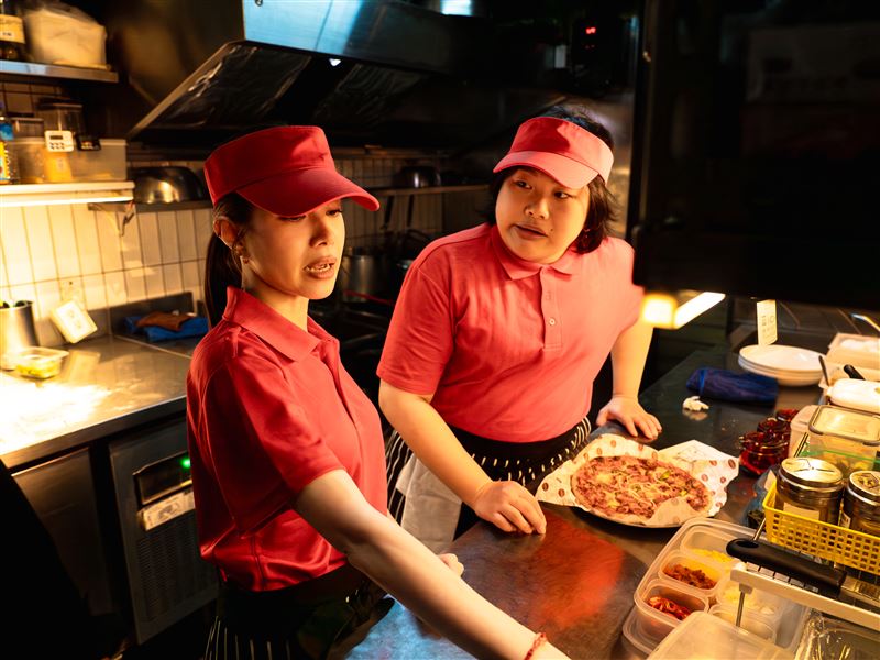 歌手徐懷鈺推出新單曲〈幸好〉，MV重現她過去在速食店、咖啡店打工的畫面。（圖／滾石唱片提供）