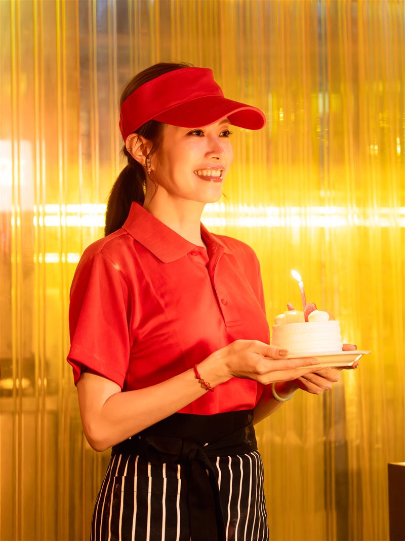 歌手徐懷鈺推出新單曲〈幸好〉，MV重現她過去在速食店、咖啡店打工的畫面。（圖／滾石唱片提供）