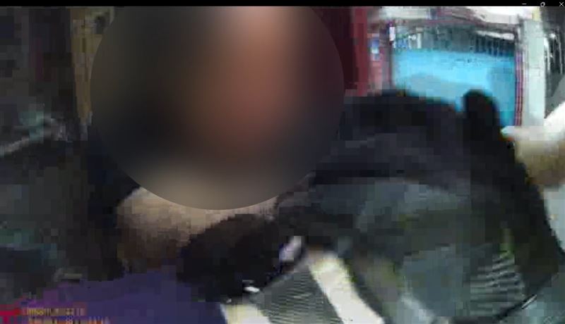 花蓮楊婦突然情緒失控，持2把菜刀企圖攻擊警消人員，遭警方噴辣椒水壓制逮捕。（圖／翻攝畫面）