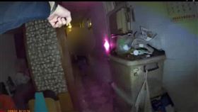 花蓮楊婦突然情緒失控，持2把菜刀企圖攻擊警消人員，遭警方噴辣椒水壓制逮捕。（圖／翻攝畫面）