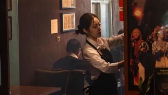 披薩店女員工超眼熟！竟是超大咖天后