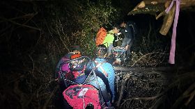 女攀西巒大山滑落邊坡　連夜搬下山送醫