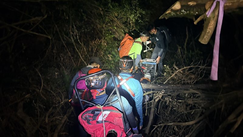 60歲登山女墜邊坡腿傷!9消防扛8hr運下山