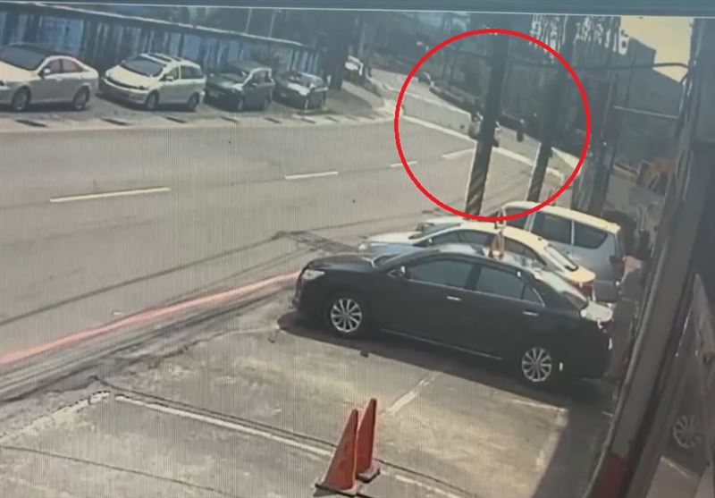 基隆市七堵區八德路、中華貨櫃前，發生汽機車碰撞事故，騎士噴飛慘死。（圖／翻攝畫面）