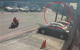 基隆市七堵區八德路、中華貨櫃前，發生汽機車碰撞事故，騎士噴飛慘死。（圖／翻攝畫面）