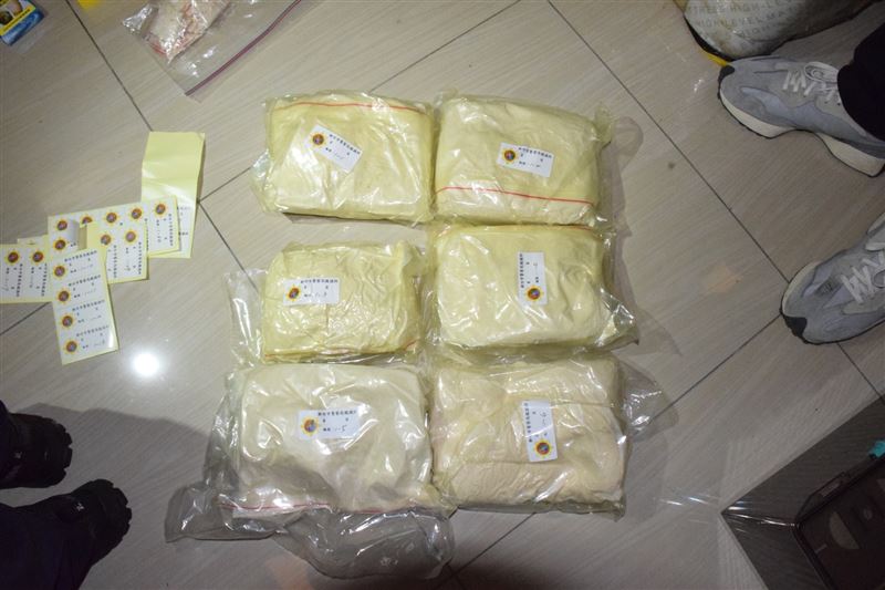 警方起獲摻有愷他命成分之果汁粉。(圖/翻攝畫面)