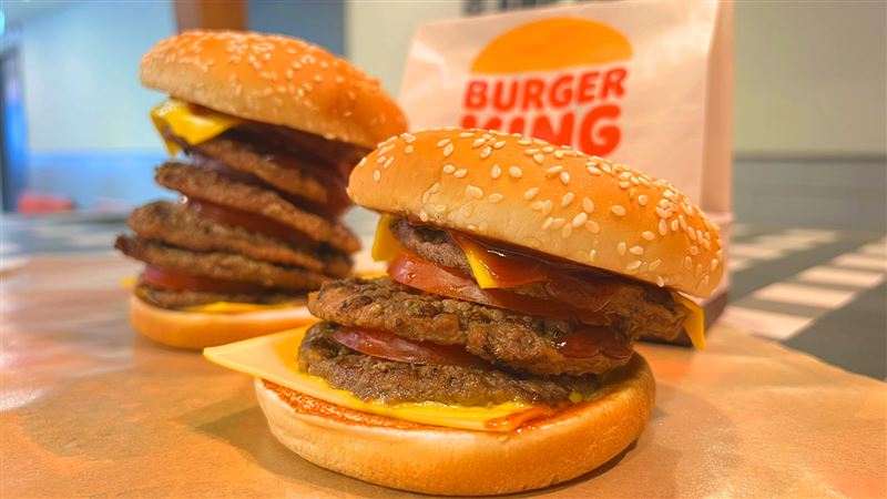 漢堡王「蔬菜犇牛堡」有三層和六層可選擇。（圖／漢堡王提供)