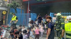 幼兒園廚房發生火警後疏散的情形。（圖／翻攝畫面）
