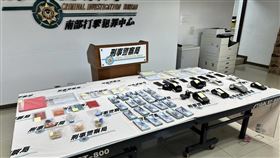 詐團勾結通訊行「刷卡換現金」　警破獲水房逮人刑事局破獲詐團勾結通訊行實體店面，先以假投資假交友誘騙被害人耗盡存款，再引導至合作店家以「刷卡換現金」套利洗錢，警方逮捕郭姓主嫌等21人送辦，並查扣大量證物。（刑事局提供）中央社記者洪學廣傳真　115年4月10日