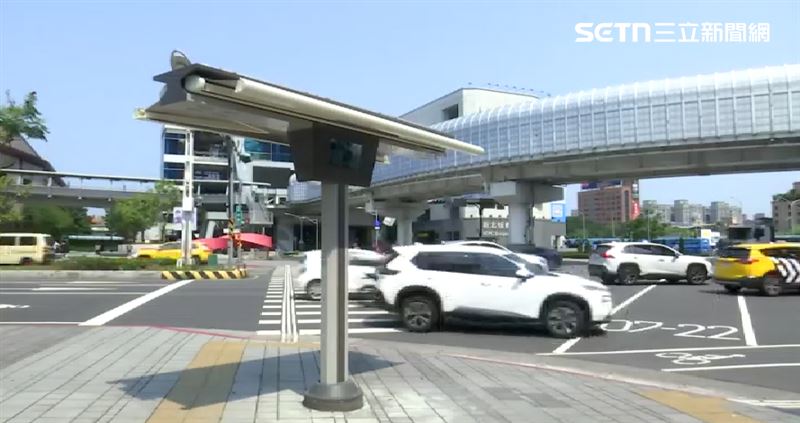 陽傘會自動偵測環境開合