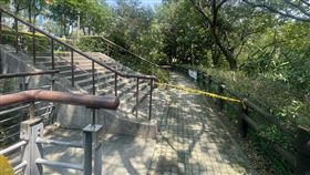 警方獲報到場拉起封鎖線。（圖／翻攝畫面）