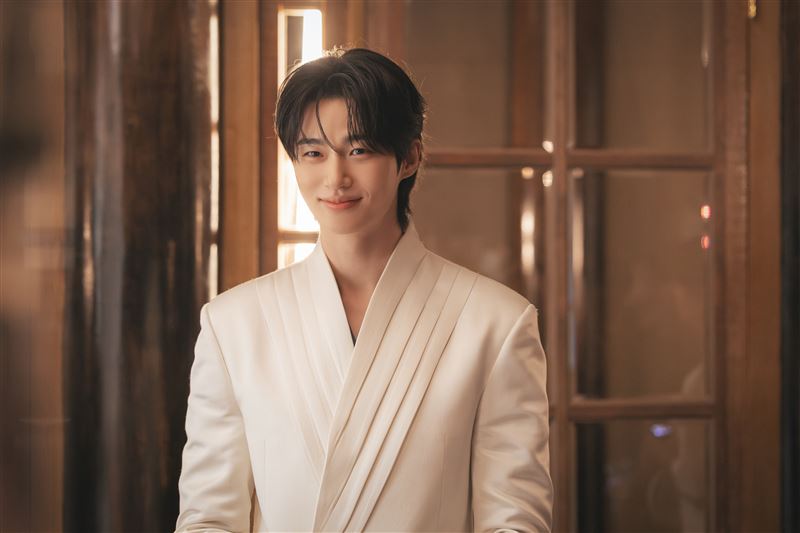 由IU、邊佑錫主演的浪漫韓劇《21世紀大君夫人》開播。（圖／Disney+提供）