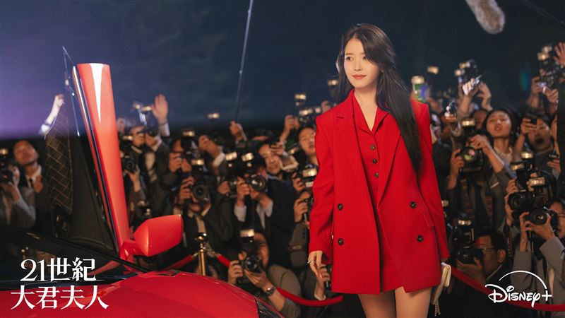 由IU、邊佑錫主演的浪漫韓劇《21世紀大君夫人》開播。（圖／Disney+提供）