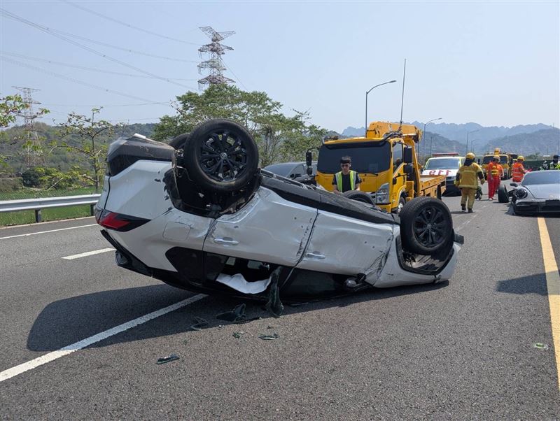 休旅車疑變換車道不當，保時捷超跑閃避不及，先撞護欄再撞擊休旅車。(圖／翻攝畫面)