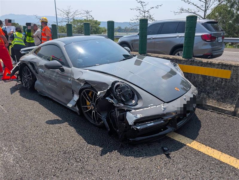 保時捷超跑車體嚴重受損、變形，維修費用恐怕十分昂貴。(圖／翻攝畫面)