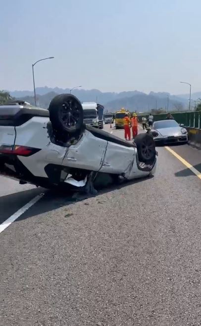 休旅車疑變換車道不當，遭保時捷超跑追撞翻覆內側車道，四輪朝天。(圖／翻攝畫面)