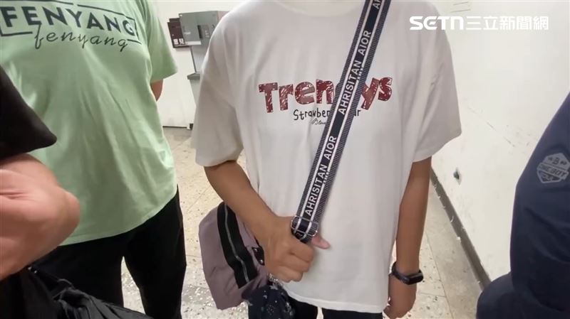 方男妻子（白衣）忍悲認屍，未來日子該怎麼過，還沒辦法想太多。（圖／翻攝畫面）