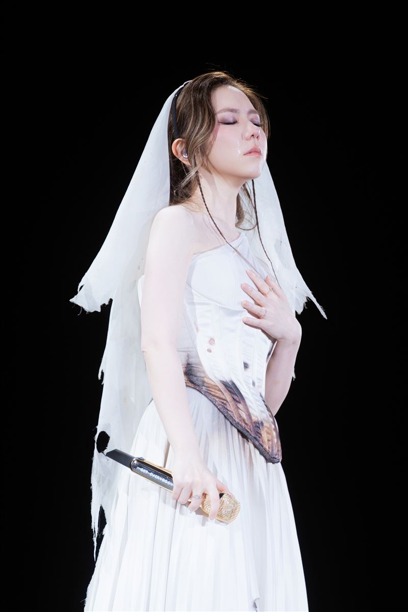 鄧紫棋穿白紗演唱時一度情緒激動淚流滿面。(圖/Live Nation Taiwan提供)