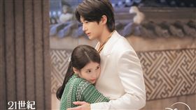 由IU、邊佑錫主演的浪漫韓劇《21世紀大君夫人》開播。（圖／Disney+提供） 