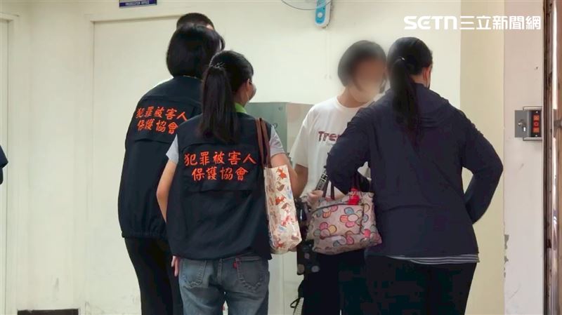 家中經濟支柱倒了，方妻忍悲認屍，無法想像未來要怎麼帶著一雙年幼兒女長大。（圖／翻攝畫面）