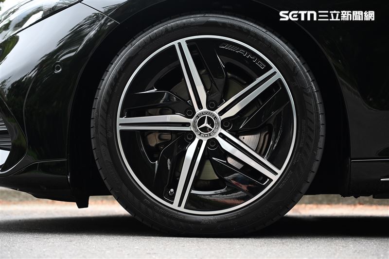 不加價選配AMG 18吋五輻式鋁圈。（圖／記者鍾釗榛攝影）