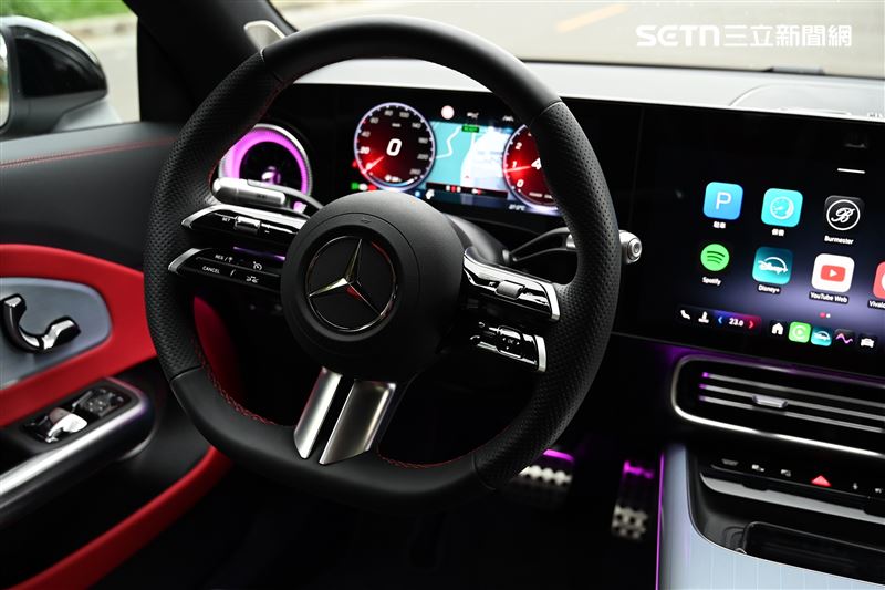 多功能Nappa方向盤。（圖／記者鍾釗榛攝影）