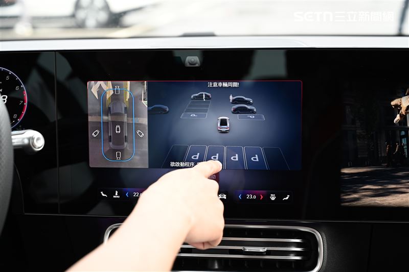 停車輔助操作更直覺也更簡單。（圖／記者鍾釗榛攝影）