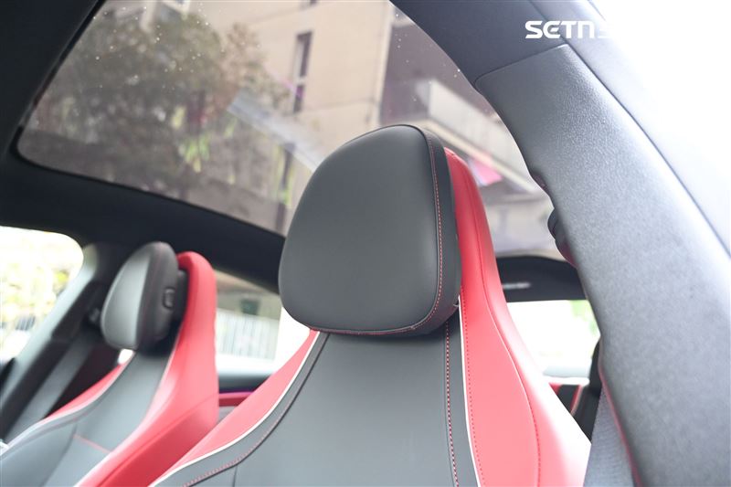 全景玻璃車頂讓車內採光變得很好，空間感也更開闊。（圖／記者鍾釗榛攝影）