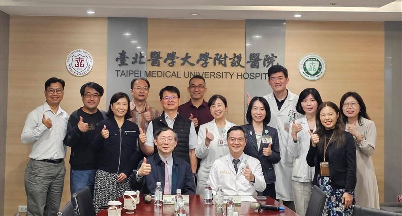 仁德醫專與台北醫學大學兩校師長合影。（圖／仁德醫專提供）