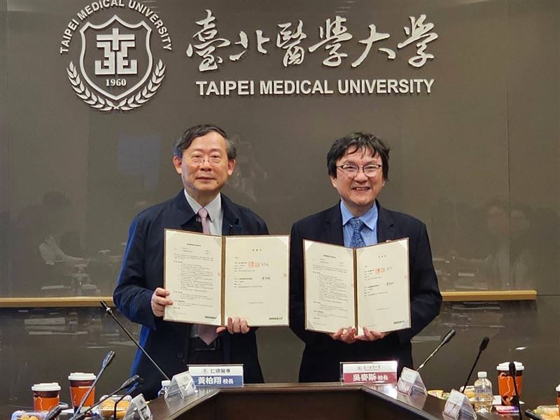 仁德醫專校長黃柏翔（圖左起）與台北醫學大學附設醫院院長施俊明兩校簽訂合作意向書，深化教學與臨床的結合。（圖／仁德醫專提供）