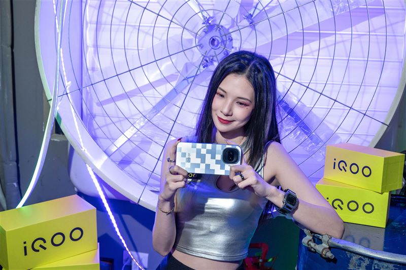 iQOO 15R內建自研電競晶片Q2，支援「超級解析」與「超級幀率」同時啟用，讓玩家隨時掌握每一刻效能表現！