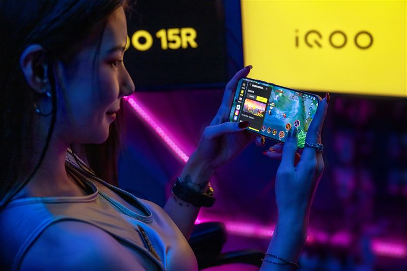iQOO 15R為長效高強度實戰而生，搭載6.59吋1.5K AMOLED護眼螢幕與7600mAh藍海大電池，打造超持久電競後援