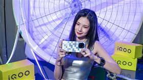 iQOO 15R內建自研電競晶片Q2，支援「超級解析」與「超級幀率」同時啟用，讓玩家隨時掌握每一刻效能表現！