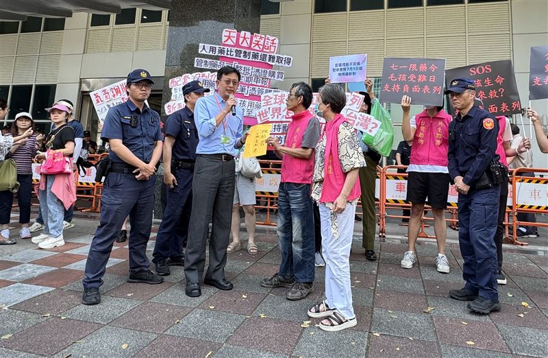 農業部防檢署今進行「人用藥品用於犬貓及非經濟動物之使用管理辦法」修正草案會議，台灣動物共生聯盟場外舉行記者會，反對動物用藥新制倉促上路。（圖／記者簡浩正攝影）