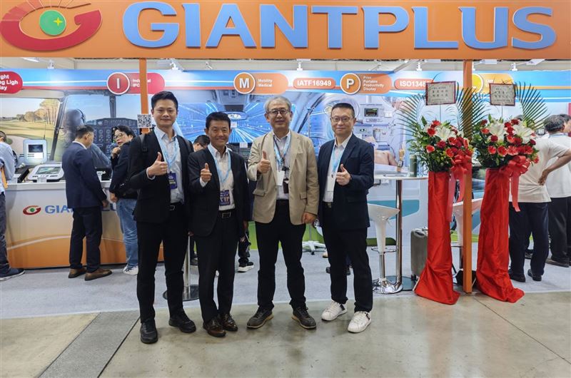 凌巨在Touch Taiwan現場展出多項新技術，總經理杉本克己（右二）和顯示器總經理濮家銓（右一）希望藉此拓展面板應用商機（圖／凌巨科技提供）