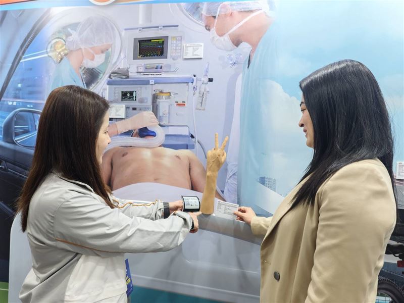 凌巨現場展出OTFT（有機薄膜電晶體）技術，因具可撓性的防碎功能，適合應用於人體配戴，目前已用於製作「冷錢包」（圖／凌巨科技提供）